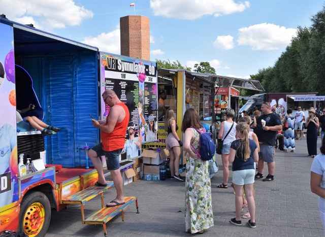 Miasteczko food trucków pod Mysią Wieżą w Kruszwicy budzi spore zainteresowanie turystów i miejscowych