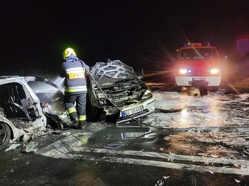 Wypadek w Rzeczniowie koło Lipska. Zderzyły się dwa samochody, oba stanęły w płomieniach, jedna osoba jest ranna! (ZDJĘCIA)