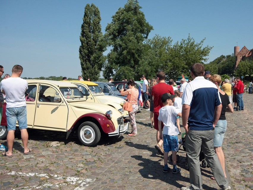 Wiekowe Citroeny 2 C V zawitały do Grudziądza