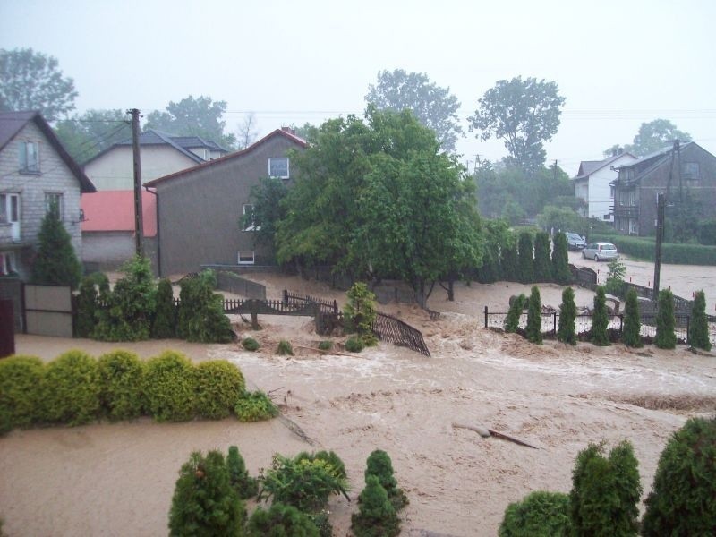 Woda zalała posesje i ulice w Porąbkach w gminie Bieliny.