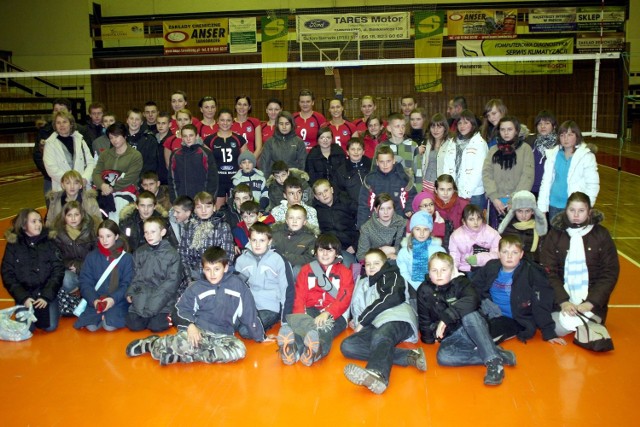 Po meczu młodzież z gminy Zaleszany zrobiła sobie pamiątkowe zdjęcie z drużyną siatkarek Anser-Siarki Tarnobrzeg.