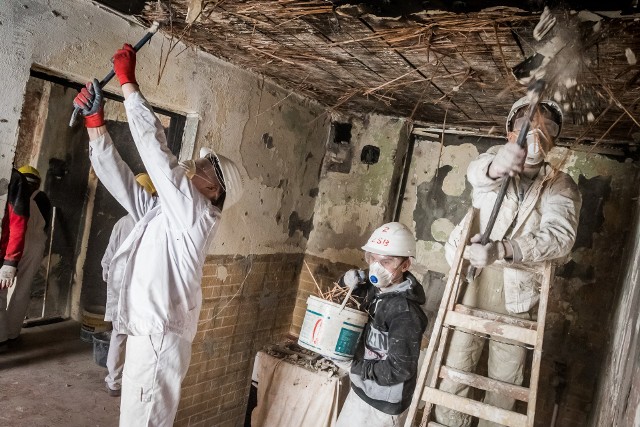 Stowarzyszeniu Dzięki Wam z pomocą młodzieży z Zespołu Szkół Budowlanych, bydgoskiego elektryka i branżówki nr 6 I stopnia udało się już wyremontować 14 lokali, część z nich strawiły pożary. Obecnie trwa remont kolejnych trzech mieszkań na bydgoskim Okolu.