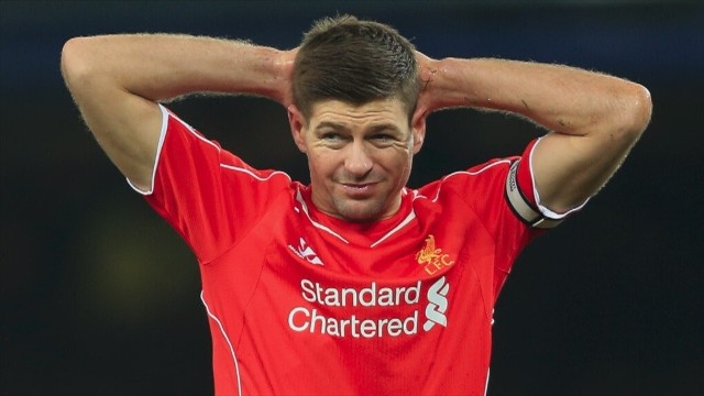 Steven Gerrard bierze udział w kłótni pod jednym z liverpoolskich pubów i uderza mężczyznę w twarz.