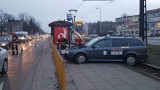 Wypadek taksówki na Śmigłego-Rydza w Łodzi. Kobieta na przejściu na czerwonym świetle [ZDJĘCIA]