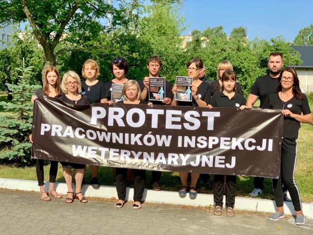 W poniedziałek, 10 czerwca rozpoczął się ogólnopolski protest pracowników Inspekcji Weterynaryjnej. Przyłączyli się do niego także pracownicy z Poznania i Wielkopolski. Oczekują natychmiastowego przekazania przez ministra rolnictwa obiecanych 40 mln złotych na podwyżki.