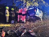 Tragiczny wypadek na trasie Reszel - Tolniki. Volkswagen passat uderzył w drzewo. Nie żyje 22-latek [ZDJĘCIA]