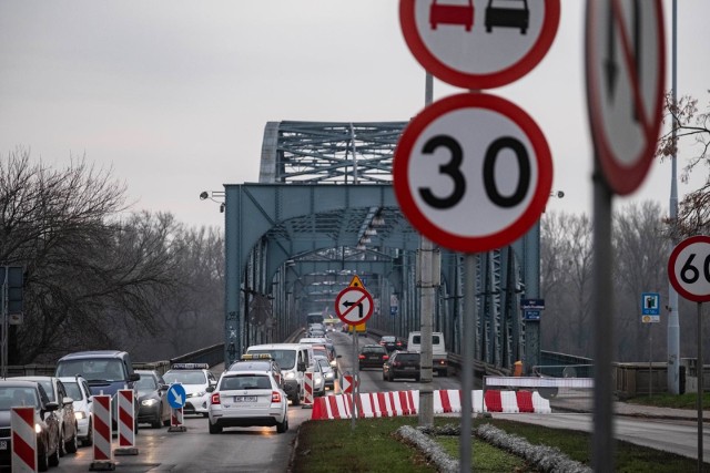 W Toruniu oraz Włocławku zauważyć można znaczący wzrost liczby samochodów