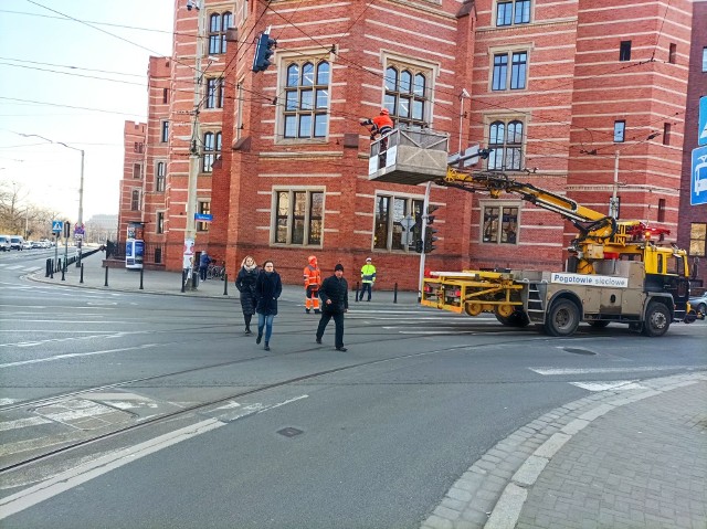 Uszkodzony pantograf zablokował tramwaje. Skrzyżowanie ul. Krupniczej i Podwale jest wyłączone z ruchu 1.03.2022