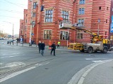 Kłopoty pasażerów MPK we Wrocławiu. Pęknięty pantograf i objazdy tramwajów w centrum miasta
