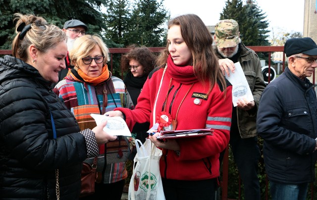 W niepodległościowym spacerze po Grudziądzu z Justyną Malewską-Sempołowicz, przewodnikiem PTTK wzięło udział około 60 osób