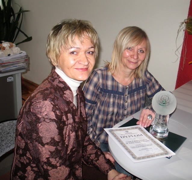 Maria Narczewska i Jolanta Łoś, dyrektor SP nr 11, z konkursowym trofeum