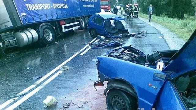Wypadek w Dobrzechowie koło Strzyżowa. Po czołowym zderzeniu z ciągnikiem siodłowym z naczepą, fiat rozpadł się na dwie części.