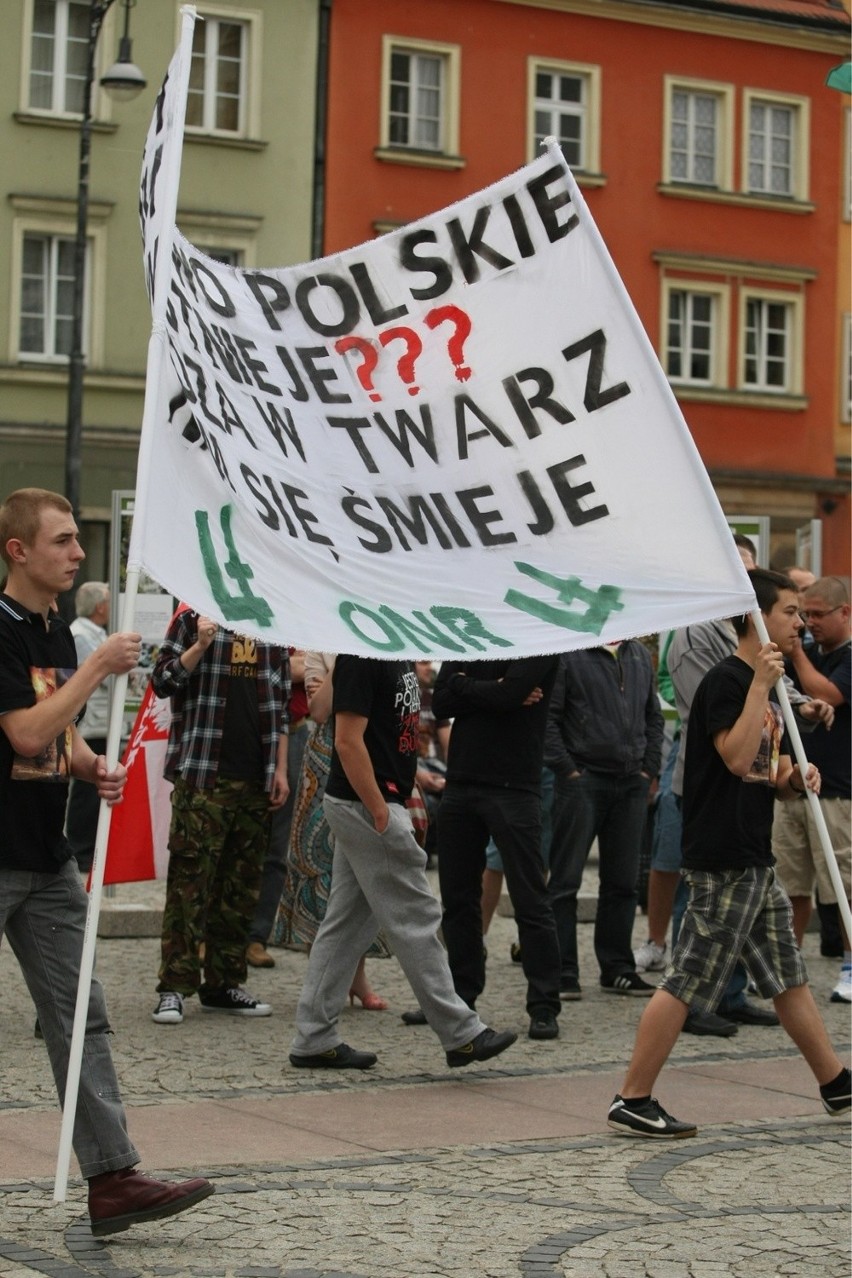 Wrocław: Pikieta na pl. Solnym przeciwko polityce polskiego rządu (ZDJĘCIA)