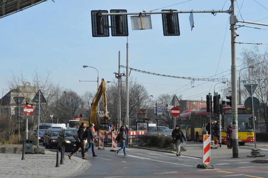 Wrocław: Awaria wodociągowa w samym centrum. Uwaga na utrudnienia (ZDJĘCIA)