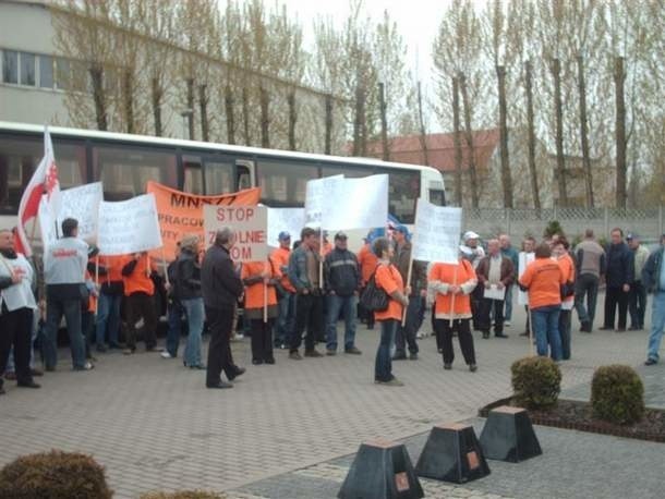 Pracownicy Huty Małapanew w Ozimku manifestowali w Katowicach
