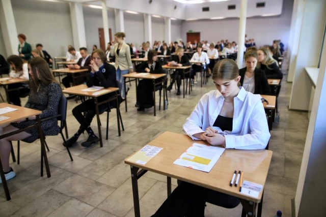 W pierwszej kolejności maturzyści przystąpią do egzaminów z języka polskiego, angielskiego i matematyki