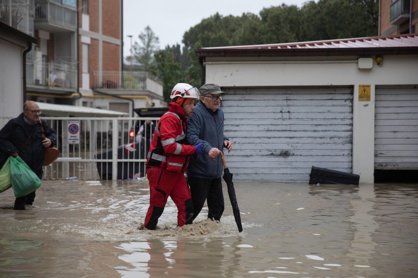 Powódź we Włoszech. Ludzie wchodzą na dachy. Ewakuowano...