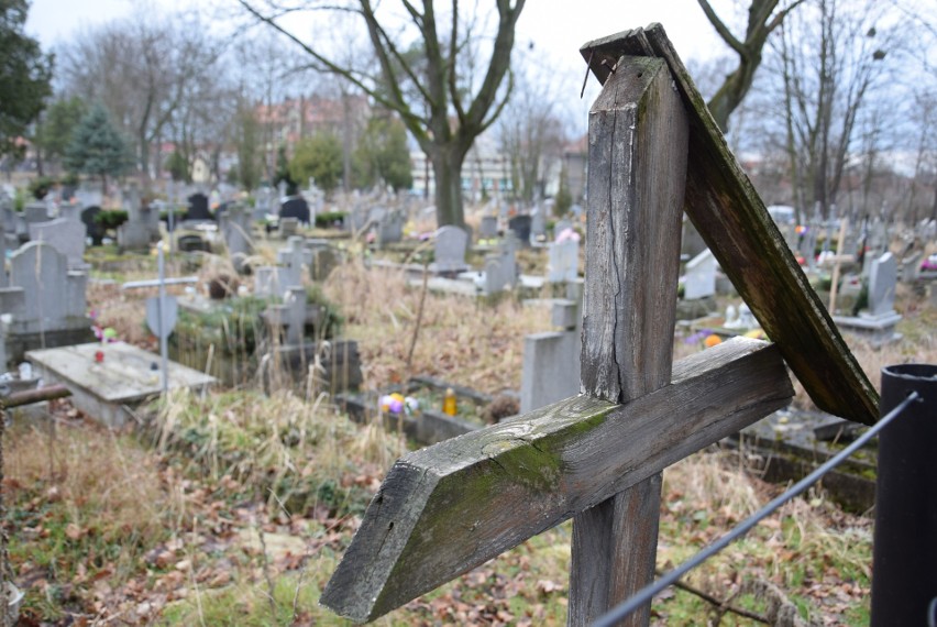 Zniszczone nagrobki, połamane krzyże, trawa zarastająca mogiły. Tak wygląda cmentarz w kędzierzyńskim Śródmieściu