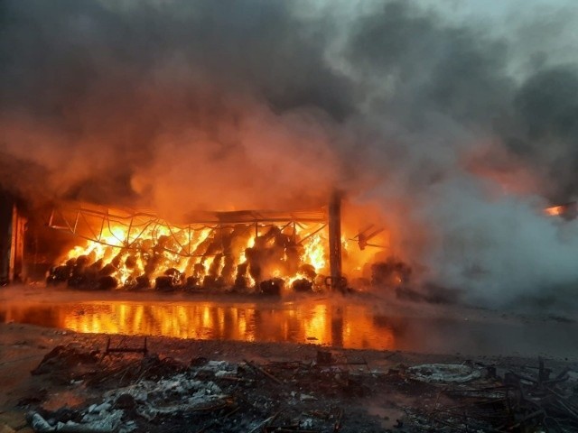 Potężny pożar na terenie sortowni śmieci w Promniku. W akcji 21 zastępów, 80 strażaków. Apel do mieszańców. Zobaczcie zdjęcia i wideo