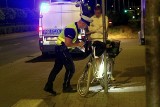 Potrącenie rowerzystki na Armii Krajowej we Wrocławiu. Starsza kobieta trafiła do szpitala, na jezdnię wysypała się kapusta [ZDJĘCIA]