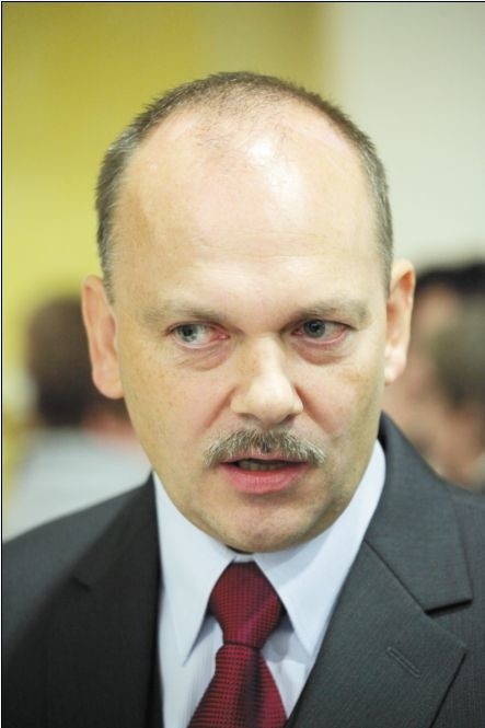Na wczorajszą sesję przybył nowy radny. To Robert Łada z Sojuszu Lewicy Demokratycznej. Zastąpił Marka Mindę, który stracił mandat. Robert Łada miał ponad 600 wyborców. W latach 2006-10 był przewodniczącym rady gminy Łomża.