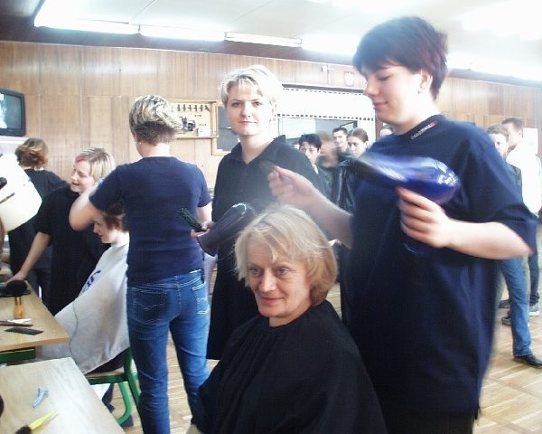 Anna Sabiniarz i Małgorzata Czapiewska  "pracują" nad fryzurą polonistki Ewy  Sokołowskiej.