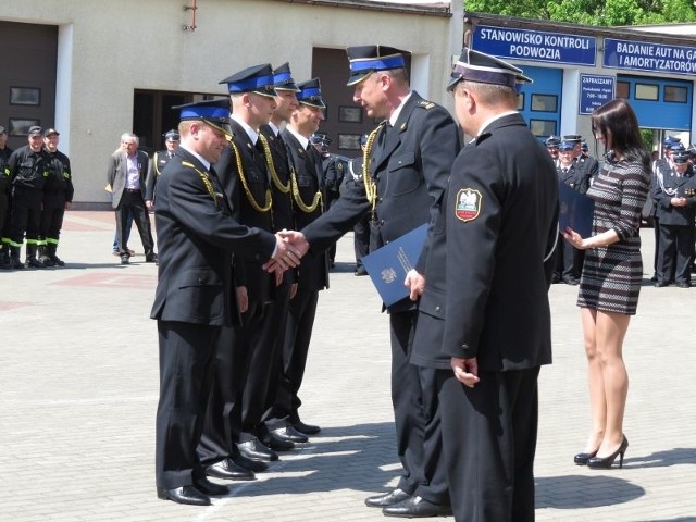 Na terenie brodnickiej komendy zorganizowano powiatowe obchody Dnia Strażaka. Podczas uroczystości brodnicka straż otrzymała od miasta specjalistyczny sprzęt ochrony dróg oddechowych (aparaty powietrzne) za kwotę 47 tys. złotych. Z kolei powiat przekazał na ręce komendanta powiatowej straży - czek opiewający na 90 tys. zł. z przeznaczeniem na remont elewacji budynku głównego komendy. Prezydent Rzeczypospolitej Polskiej odznaczył - medalem za ofiarność i odwagę - za przeprowadzone działania ratowniczo-gaśnicze z narażeniem życia podczas pożaru stacji paliw w Bartniczce w dniu 30 września 2014 r. druhów z jednostki OSP w Grążawach. Otrzymali je: dh Piotr Kwas, dh Wojciech Kusiński, dh Krzysztof Szok. Medale brązowe za długoletnią służbę otrzymali: mł.kpt. Krzysztof Natucki, st.ogn. Jacek Zdunkowski, ogn. Michał Hanuszewski, ogn. Karol Magnuszewski, ogn. Marcin Orłowski, ogn. Adam Wiśniewski. - Wymienieni strażacy nadane medale otrzymają z rąk Wojewody Kujawsko-Pomorskiego dziś - podczas Powiatowych Obchodów Dnia Strażaka w Golubiu-Dobrzyniu. ODZNACZENIA I MEDALE OTRZYMALI: Srebrną Odznakę "Zasłużony dla Ochrony Przeciwpożarowej otrzymali: bryg. Waldemar Szrull oraz st.kpt. w st.spocz. Jerzy Kreński. Brązową odznakę: asp. Jacek Szałkowski, a Złoty Znak Związku - dh Leonard Kowalski. Złoty Medal Za Zasługi Dla Pożarnictwa: * dh Zenon KOSZCZAŁ * dh Małgorzata LUBCZYŃSKA * ogn. w st.spocz. Janina SZCZUTOWSKA * st.ogn. w st.spocz. Roman WIŚNIEWSKI Brązowy Medal Za Zasługi Dla Pożarnictwa: * Przemysław Górski Starosta Brodnicki uhonorował Medalem Pamiątkowym "Ubi Concordia, Ibi Victoria st.bryg. w st.spocz. Bogdana Sowińskiego byłego Zastępcę KujawskoPomorskiego Komendanta Wojewódzkiego PSP oraz byłego Komendanta Rejonowego PSP w Brodnicy. Ponadto z okazji Dnia Strażaka AWANSE OTRZYMALI: Do stopnia BRYGADIER * mł.bryg. Piotr RUTKOWSKI Do stopnia STARSZY KAPITAN * kpt. Paweł WOŁOWSKI Do stopnia ASPIRANT SZTABOWY * st.asp. Jacek LEWANDOWSKI Do stopnia OGNIOMISTRZ: * mł.ogn. Zbigniew BĄKOWSKI * mł.ogn. Przemysław KRAJNIK. Do stopnia MŁODSZY OGNIOMISTRZ: * st.sekc. Pawła RYNECKIEGO Do stopnia STARSZY SEKCYJNY: * sekc. Szymon FILIPSKI * sekc. Rafał ROMAN, * sekc. Adam SZOSTAKOWSKI * sekc. Jacek WIŚNIEWSKI WYRÓŻNIENIA * kpt. Tomasz BANASIK * asp.sztab. Piotr BONIECKI * asp. Piotr JASTRZĘBSKI * asp. Bartosza ZATKA * ogn. Marcin KUCACH * sekc. Paweł SKARŻYŃSKI Komendant Główny Państwowej Straży Pożarnej za wzorową postawę i wysokie osiągnięcia w realizacji zadań służbowych uhonorował DYPLOMEM st.kpt. Waldemara Przeczewskiego.