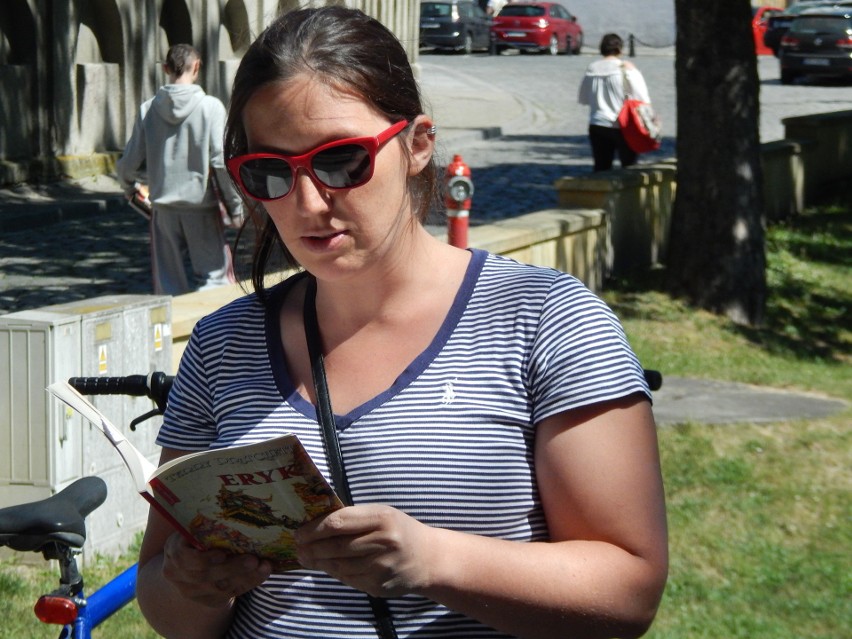 Flash mob przed Miejską Biblioteką Publiczną w Opolu.