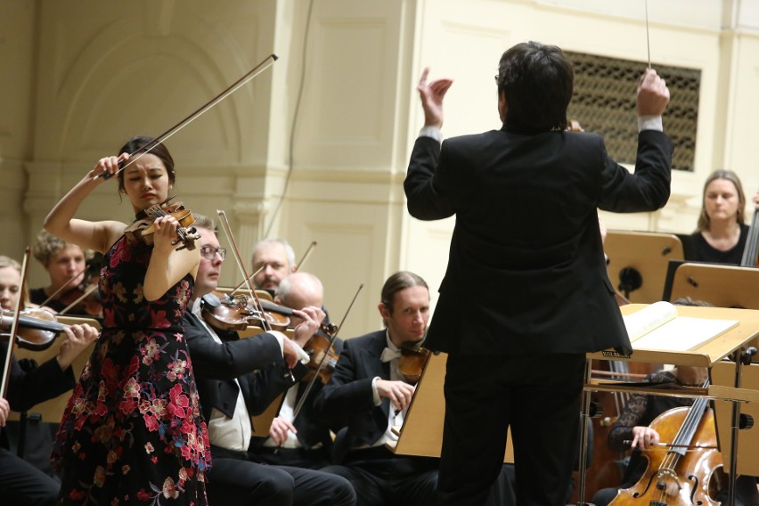 Bomsori Kim i Orkiestra Filharmonii Poznańskiej podczas...