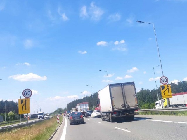 Trwa remont odcinka autostrady A4 od km 431+500 do 434+000. Prace są prowadzone w Węgrzcach Wielkich pod Krakowem. Inwestycja powoduje duże utrudnienia w ruchu