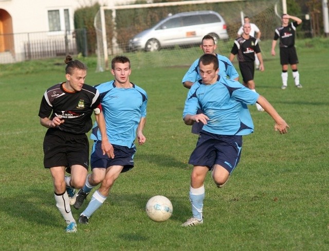 W Moskalach piłkarze Strażaka Przyszów (w niebieskich koszulkach) nie sprostali rywalom ze Skowierzyna. 
