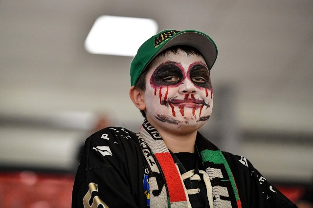 Na Stadionie Zimowym rozegrano halloweenowy mecz hokeja GKS Tychy z Tauron Podhalem Nowy Targ    Zobacz kolejne zdjęcia. Przesuwaj zdjęcia w prawo - naciśnij strzałkę lub przycisk NASTĘPNE