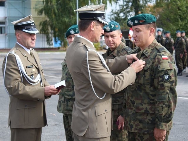 Brązowy medal &#8222;Siły Zbrojne w Służbie Ojczyzny odbiera starszy kapral Wojciech Kopacz.