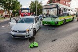 Ełk. Autobus zderzył się z osobówką [ZDJĘCIA, WIDEO]