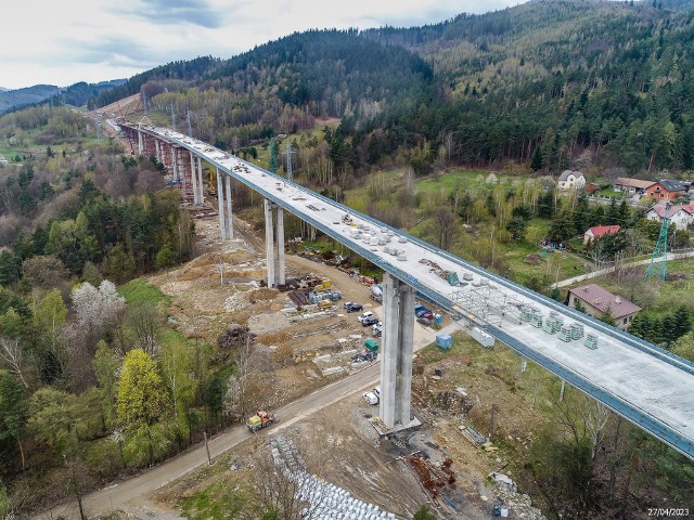 W Beskidach trwa budowa tzw. obejścia Węgierskiej Górki. To 8,5 km nowej trasy budowanej w górach, między Przybędzą i MilówkąZobacz kolejne zdjęcia. Przesuwaj zdjęcia w prawo - naciśnij strzałkę lub przycisk NASTĘPNE