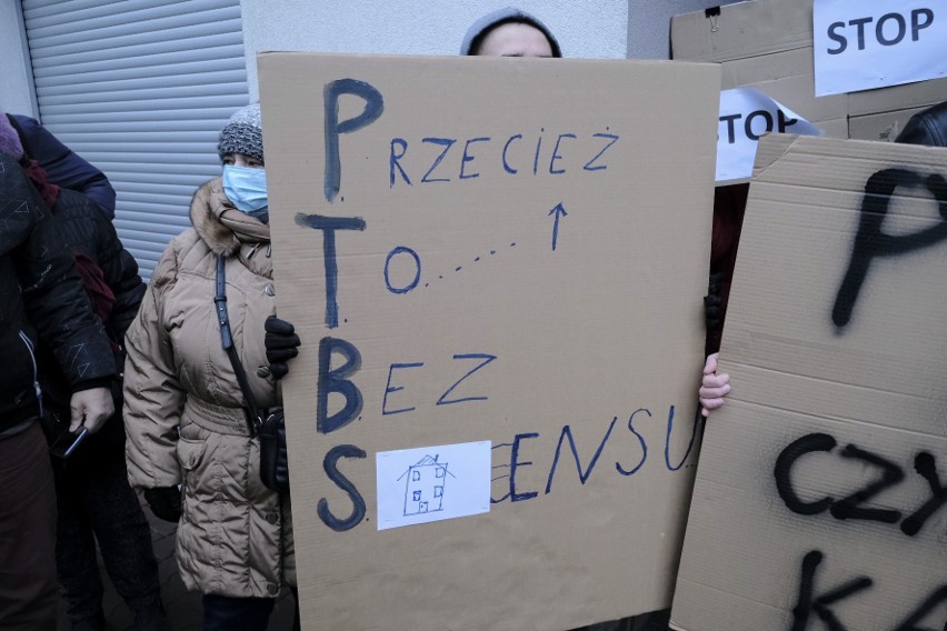 Mieszkańcy protestowali pod siedzibą TBS.