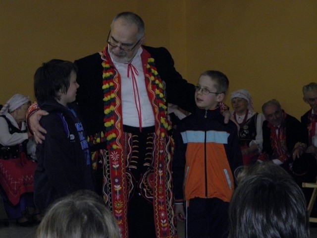 Na spotkaniu z folklorem w Bobolicach Wojciech Konieczny tłumaczył młodym mieszkańcom miasta, że tradycje trzeba "ocalić od zapomnienia".