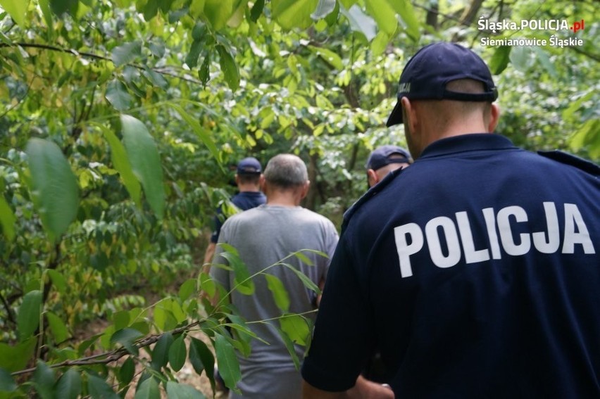 Zabójstwo w Siemianowicach Śląskich. Przeprowadzono eksperyment procesowy. 55-letni podejrzany przewieziony na miejsce zbrodni ZDJĘCIA
