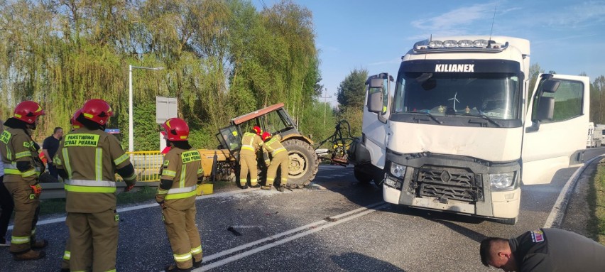 Wypadek na drodze krajowej w Sulisławicach. Zderzyły się ciągnik rolniczy i ciężarówka
