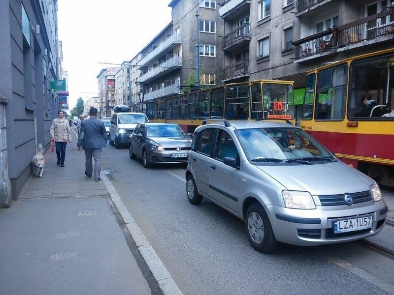 Centrum Łodzi stoi w korkach! Auta jeżdżą nawet po chodnikach. Zmiany dla kierowców  [MAPA, zdjęcia]