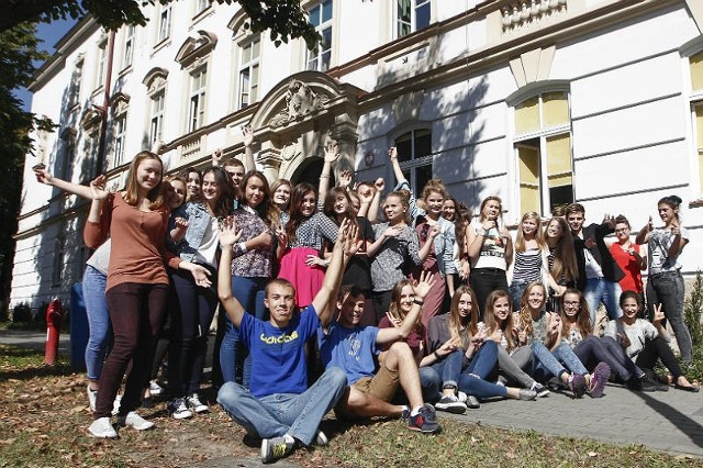 Gdy trafisz do liceum, które nie tylko realizuje program, ale zaraża pasją, to może ono ukształtować człowieka na całe życie. Na zdjęciu obecni uczniowie.