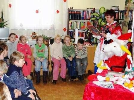 W kijskiej bibliotece Aleksandra Korczyńska przybliżyła młodym czytelnikom tradycję Wigilii Bożego Narodzenia.