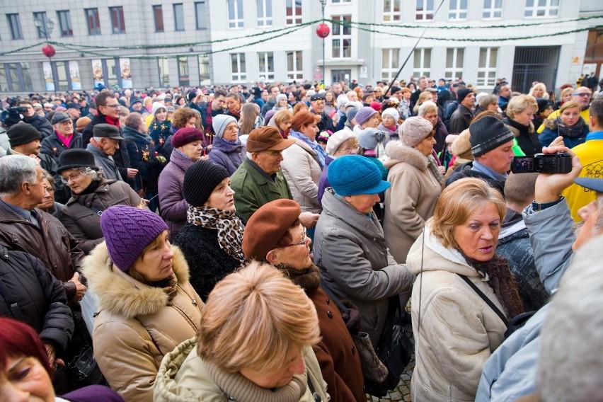 Białystok. Wigilia Miejska 2015. Rozdali 12 tys. pierogów (zdjęcia, wideo)