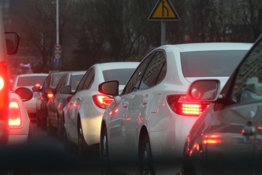 Panuje powszechne przekonanie, że czerwone auta są szybsze...