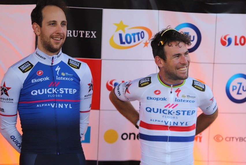 Mark Cavendish(z prawej) z Quick-Step Alpha Winyl Team jest...