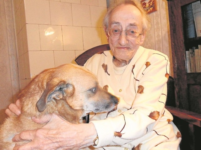 Hildegarda Szałucka z ukochanym psem, Belo: - Mam prawie 91 lat. Przeżyłam wojnę, ale dzisiejsze czasy też są ciężkie. Kiedyś ludzie byli sobie życzliwsi, mniej zawistni...