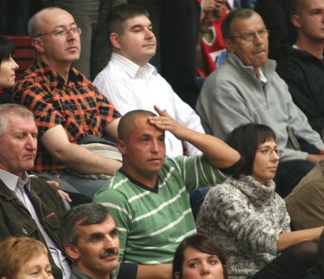 Paweł Pydych (w zielono-białej bluzie, obok jego żona, Bożena) pierwsze mecze w ekstraklasie koszykarzy "Stalówki&#8221; musiał oglądać z trybun.