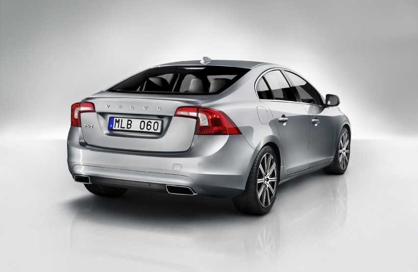 Nowe Volvo S60 z nowymi rurami wydechowymi zintegrowanymi z...