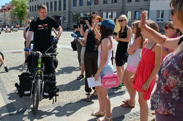 Wczoraj na Rynku Kościuszki rowerzysta wzbudził spore zainteresowanie przechodniów. Przed wyczynową samotną wyprawą Krzysztof Suchowierski jeszcze się przeżegnał i poprosił o trzymanie kciuków.