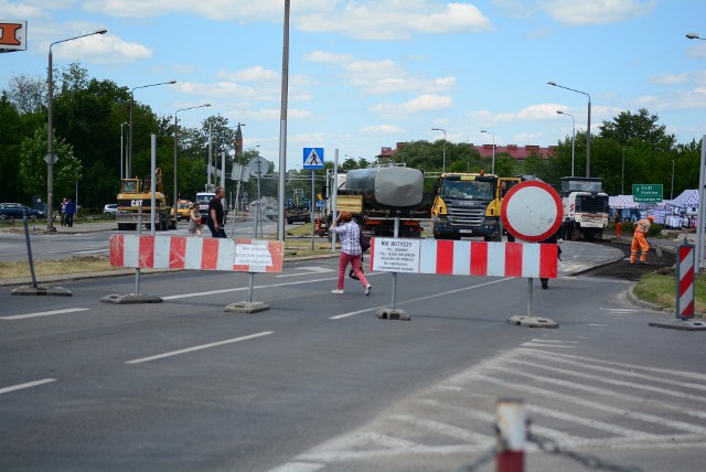 Na zamkniętym odcinku ulicy Wernera zrywany jest stary asfalt, będzie tam nowa nawierzchnia.